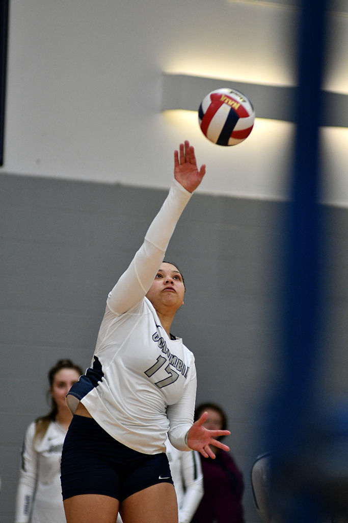 Jaqueline Silva serves the ball